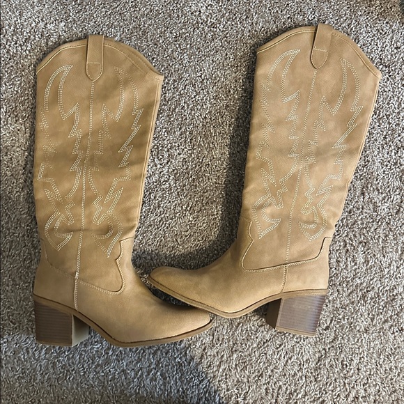 Tan Western Cowboy Boots - Picture 1 of 3